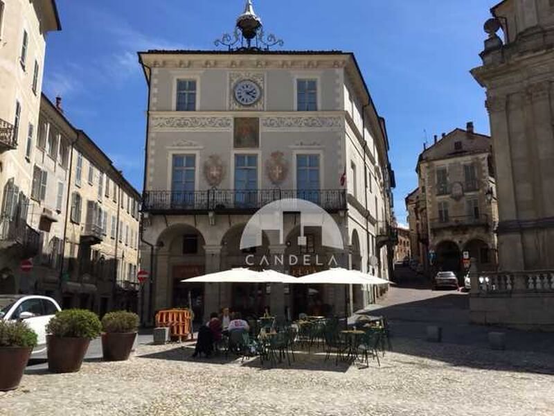 Mondovì Piazza Maggiore immobile commerciale con affaccio sulla Piazza e dehor