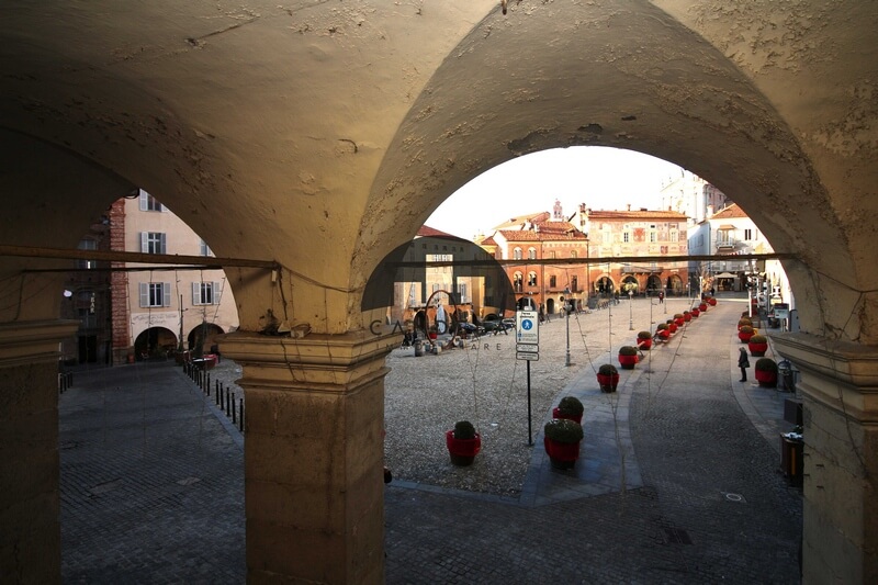 Mondovì Piazza Maggiore immobile commerciale con affaccio sulla Piazza e dehor
