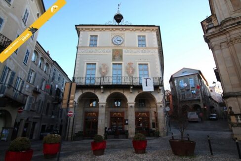 Mondovì Piazza Maggiore immobile commerciale con affaccio sulla Piazza e dehor