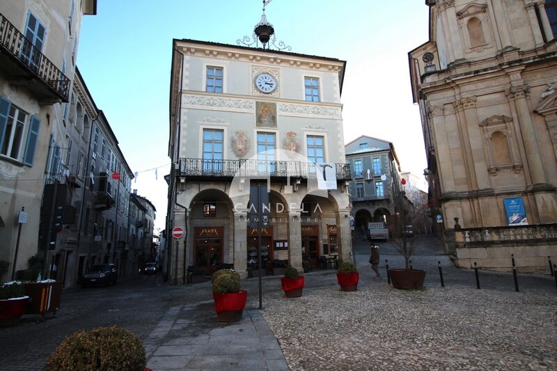 Mondovì Piazza Maggiore immobile commerciale con affaccio sulla Piazza e dehor