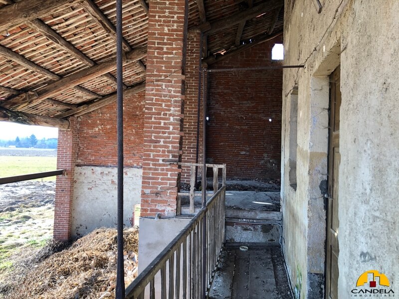 Rustico libero 4 lati con terreno