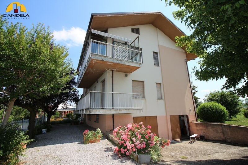 Mondovì periferia appartamento in bifamiliare con giardino