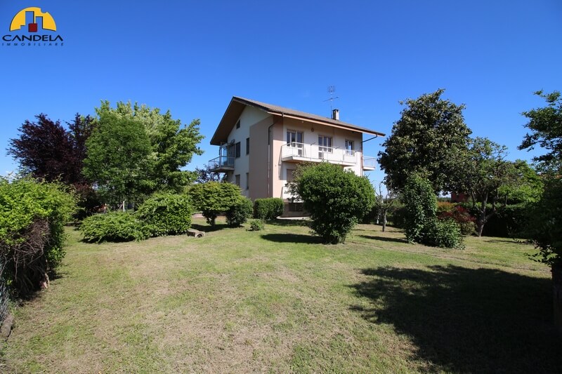 Mondovì periferia appartamento in bifamiliare con giardino