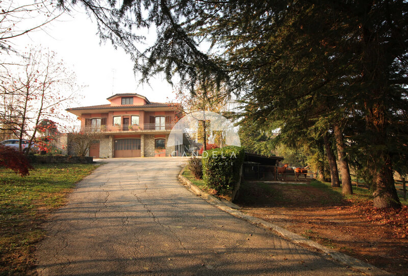 Esclusiva Villa Indipendente a Lesegno con Parco di 9.000 mq