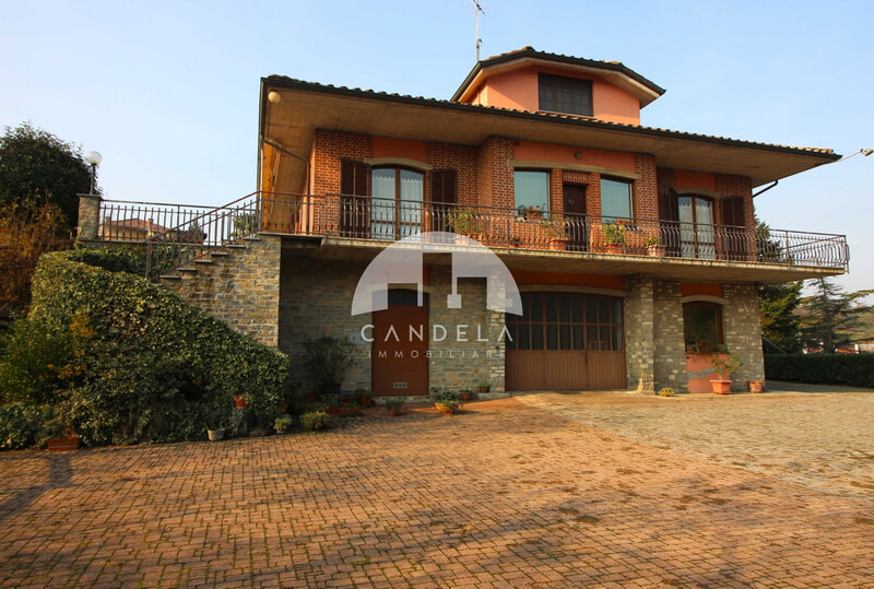 Esclusiva Villa Indipendente a Lesegno con Parco di 9.000 mq