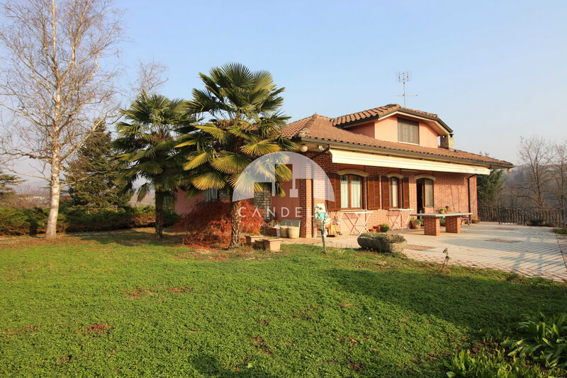 Esclusiva Villa Indipendente a Lesegno con Parco di 9.000 mq
