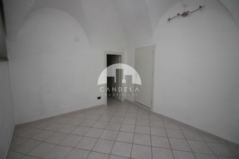OCCASIONE UNICA: Locale Commerciale con Terrazzino