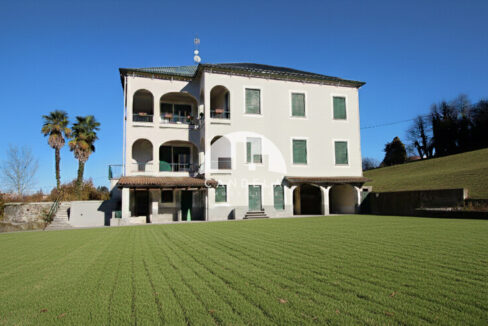 VILLA BIFAMILIARE RISTRUTTURATA CON 28.000 MQ TERRENO
