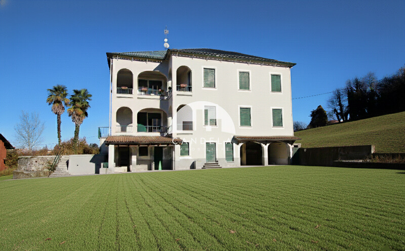 VILLA BIFAMILIARE RISTRUTTURATA CON 28.000 MQ TERRENO