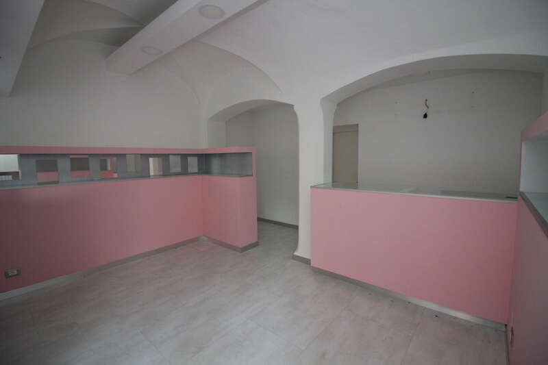 OCCASIONE UNICA: Locale Commerciale con Terrazzino