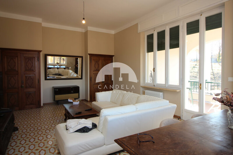 VILLA BIFAMILIARE RISTRUTTURATA CON 28.000 MQ TERRENO