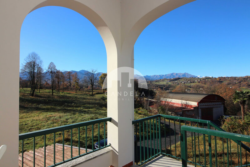 VILLA BIFAMILIARE RISTRUTTURATA CON 28.000 MQ TERRENO
