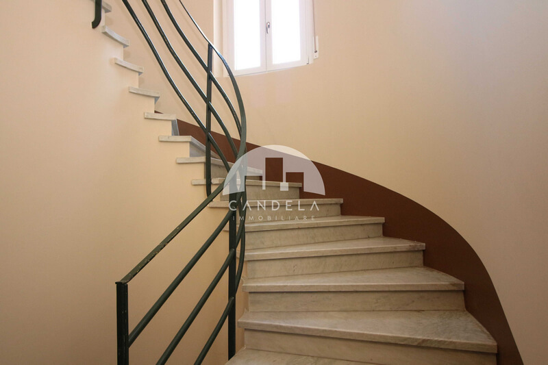 VILLA BIFAMILIARE RISTRUTTURATA CON 28.000 MQ TERRENO