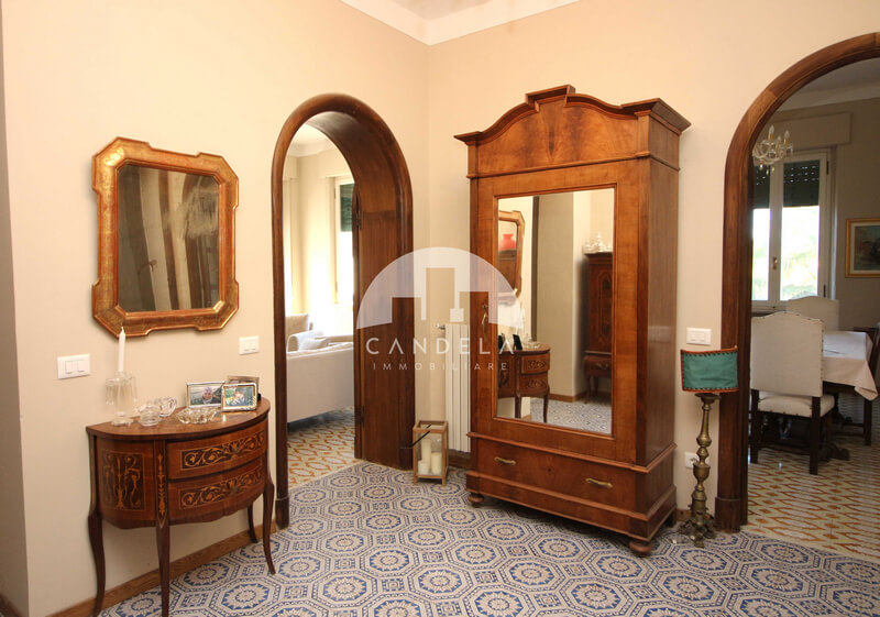 VILLA BIFAMILIARE RISTRUTTURATA CON 28.000 MQ TERRENO