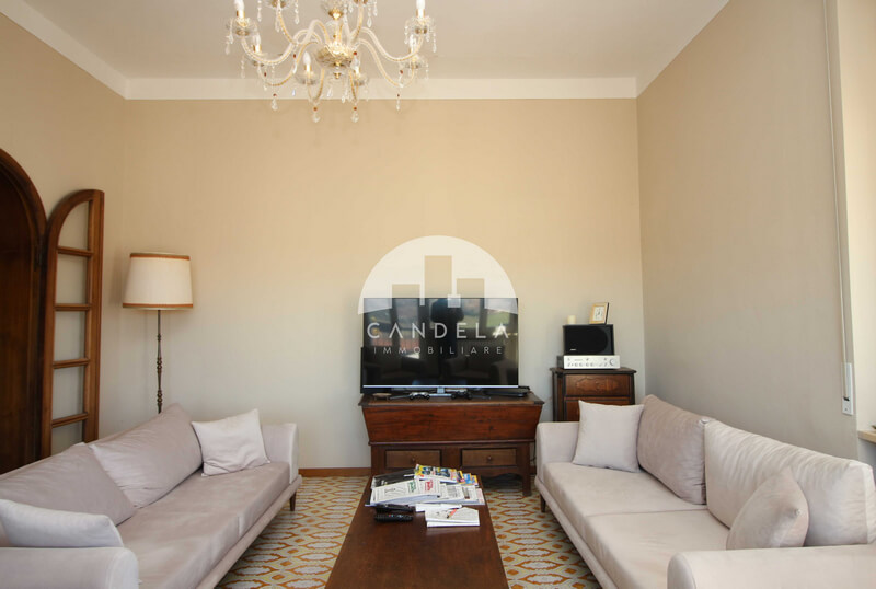 VILLA BIFAMILIARE RISTRUTTURATA CON 28.000 MQ TERRENO