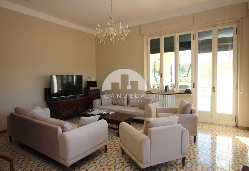 VILLA BIFAMILIARE RISTRUTTURATA CON 28.000 MQ TERRENO