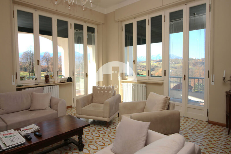 VILLA BIFAMILIARE RISTRUTTURATA CON 28.000 MQ TERRENO