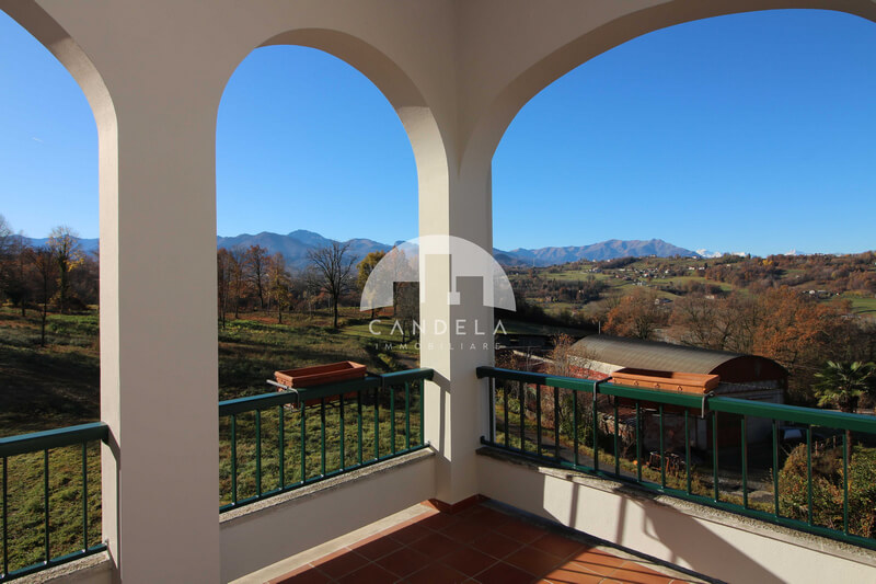 VILLA BIFAMILIARE RISTRUTTURATA CON 28.000 MQ TERRENO