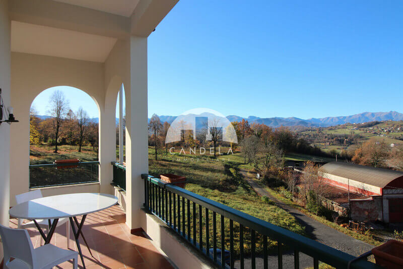 VILLA BIFAMILIARE RISTRUTTURATA CON 28.000 MQ TERRENO