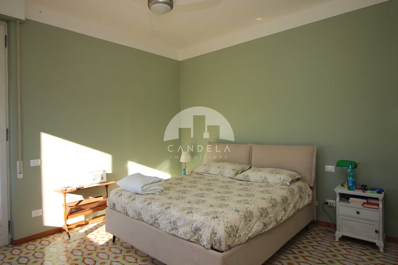 VILLA BIFAMILIARE RISTRUTTURATA CON 28.000 MQ TERRENO