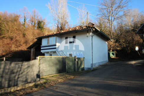 Affascinante Casa Indipendente con Terreno a Farigliano