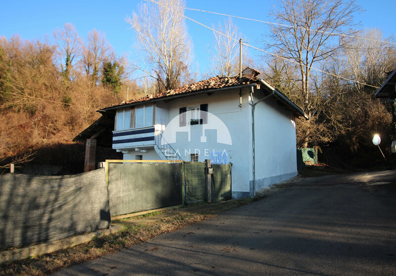Affascinante Casa Indipendente con Terreno a Farigliano