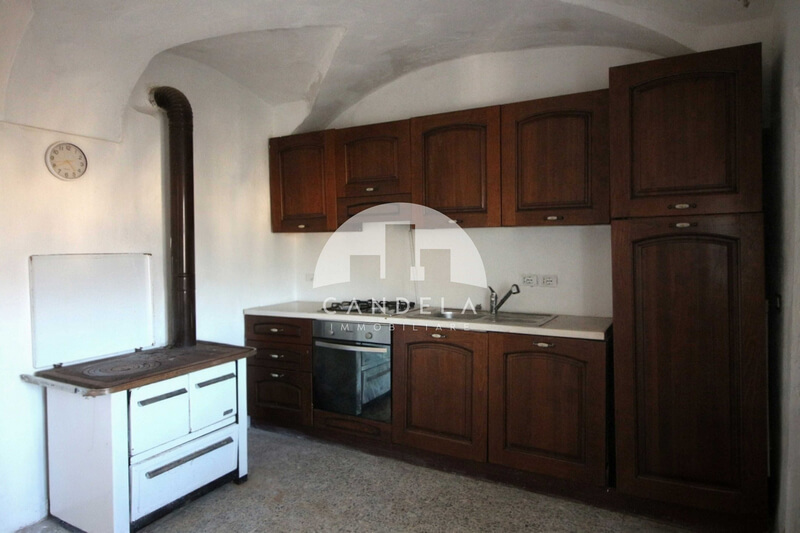 Affascinante Casa Indipendente con Terreno a Farigliano