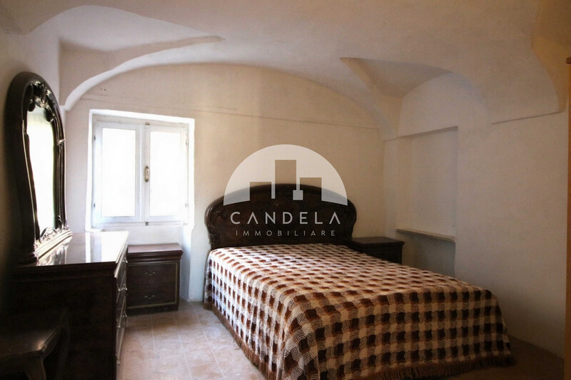 Affascinante Casa Indipendente con Terreno a Farigliano