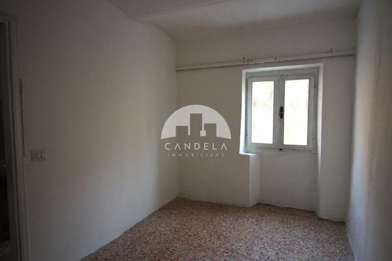 Affascinante Casa Indipendente con Terreno a Farigliano