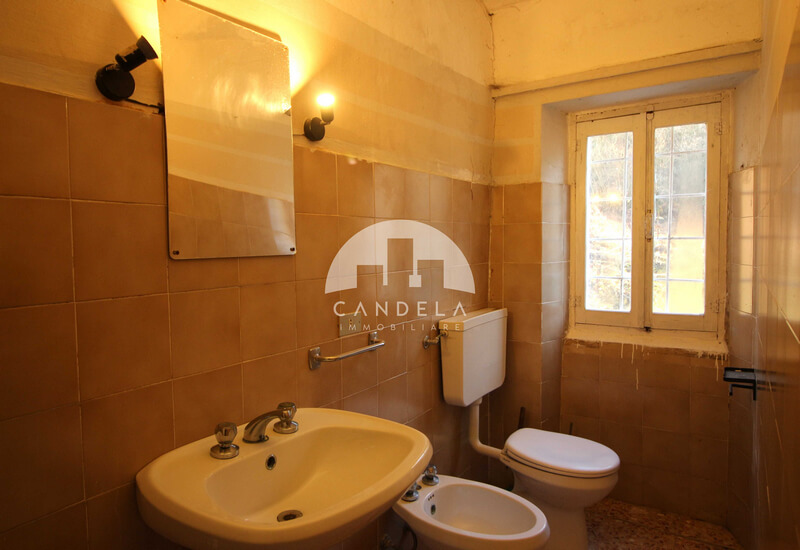 Affascinante Casa Indipendente con Terreno a Farigliano