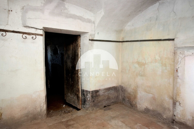 Affascinante Casa Indipendente con Terreno a Farigliano