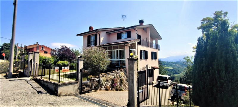Vista Monviso e Cuore dell'Alta Langa: Villa in Murazzano