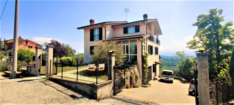 Vista Monviso e Cuore dell'Alta Langa: Villa in Murazzano