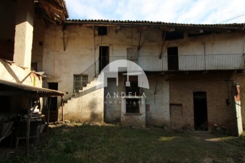 Il Fascino Autentico delle Langhe: Rustico Panoramico a Dogliani.