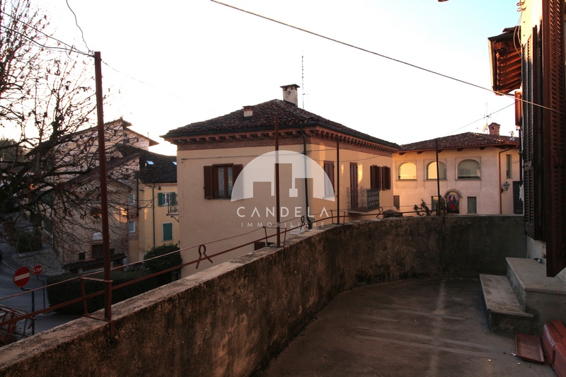 Ampio Terratetto Storico nel Cuore di Dogliani Castello