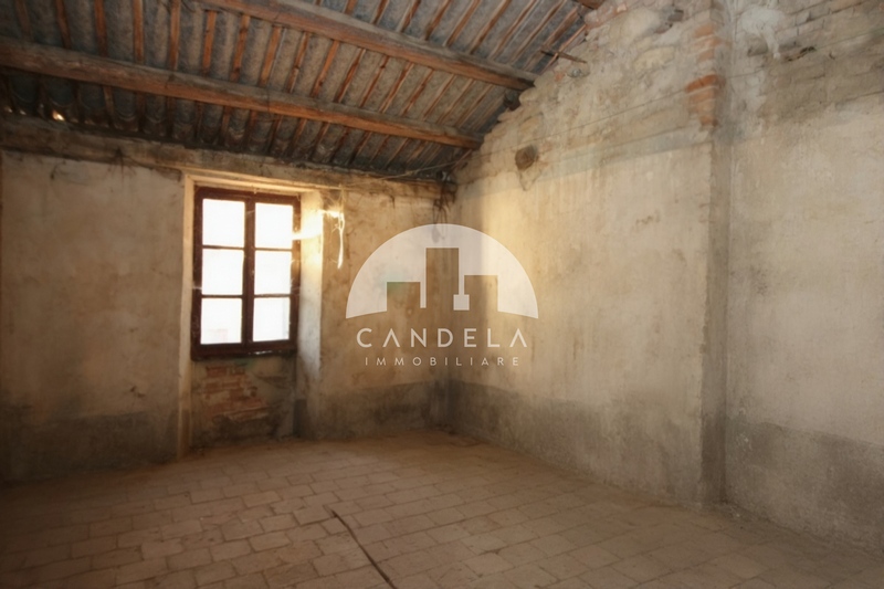 Ampio Terratetto Storico nel Cuore di Dogliani Castello