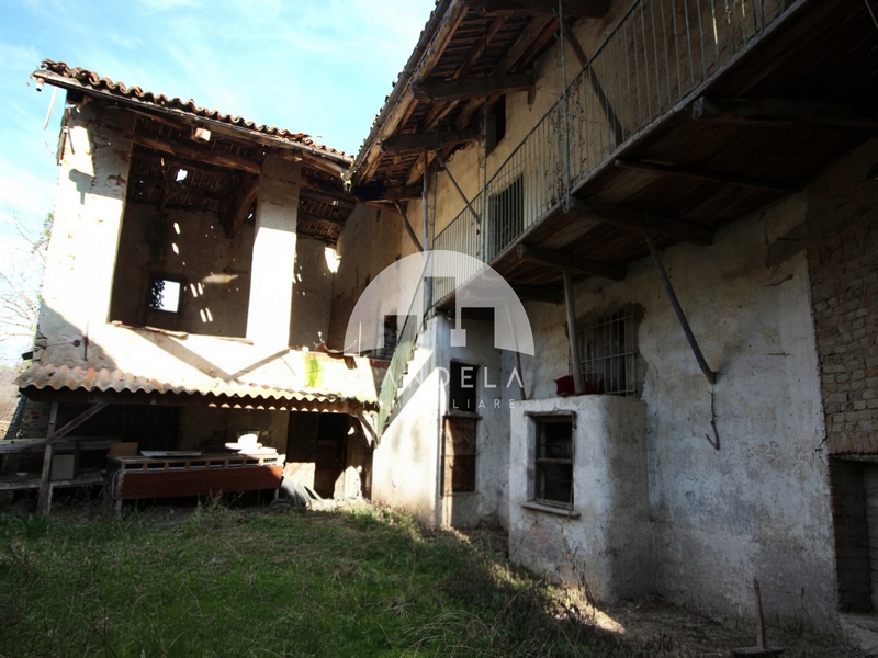 Il Fascino Autentico delle Langhe: Rustico Panoramico a Dogliani.