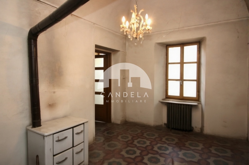 Ampio Terratetto Storico nel Cuore di Dogliani Castello