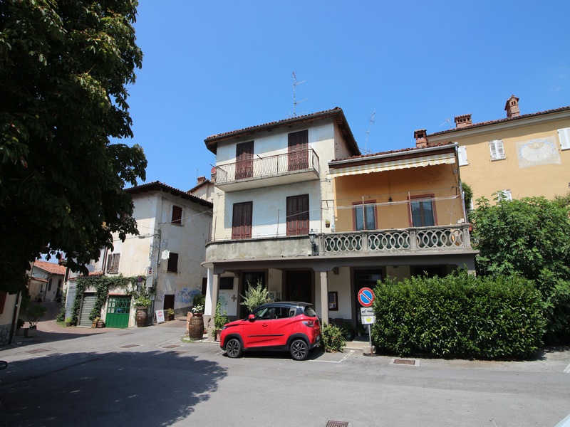 Ampio Terratetto Storico nel Cuore di Dogliani Castello