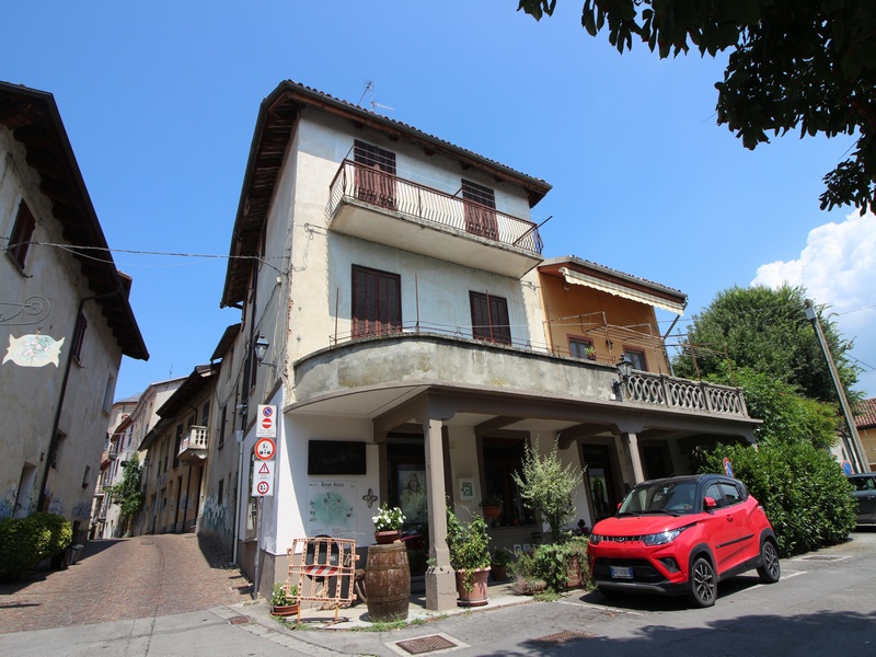 Ampio Terratetto Storico nel Cuore di Dogliani Castello