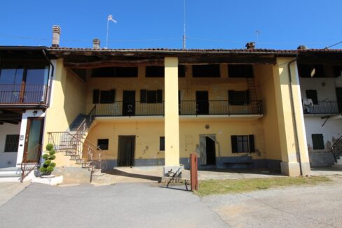 Casa con Terreno e Tettoia: Massimo Potenziale tra le Langhe e la Pianura.