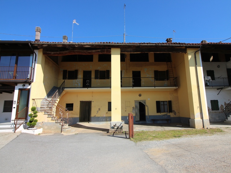 Casa con Terreno e Tettoia: Massimo Potenziale tra le Langhe e la Pianura.