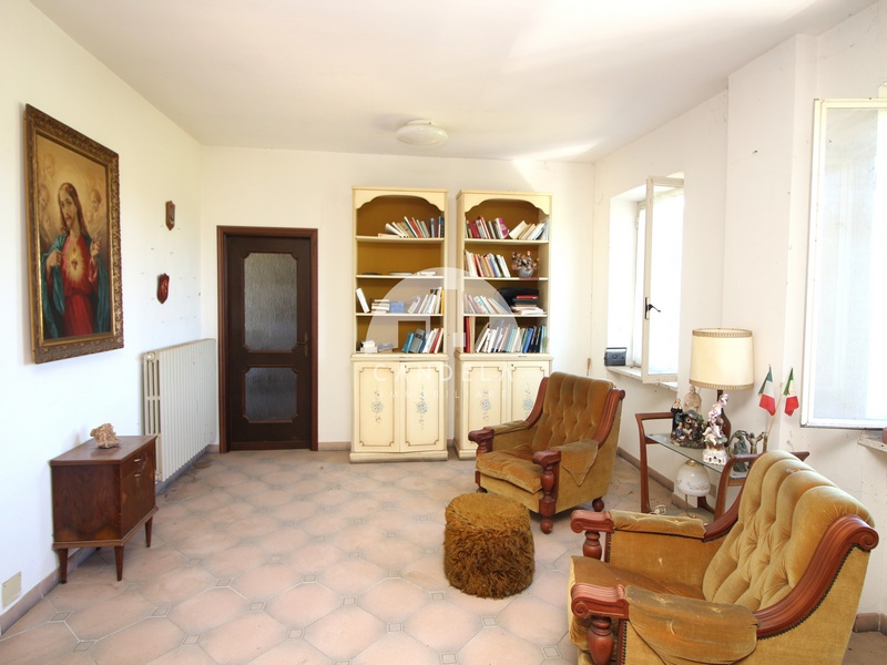 Casale Indipendente con 2,4 Ettari di Terreno – Posizione Panoramica e Soleggiata