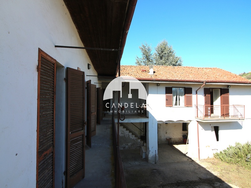 Casale Indipendente con 2,4 Ettari di Terreno – Posizione Panoramica e Soleggiata