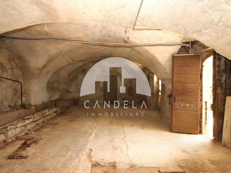 Casale Indipendente con 2,4 Ettari di Terreno – Posizione Panoramica e Soleggiata