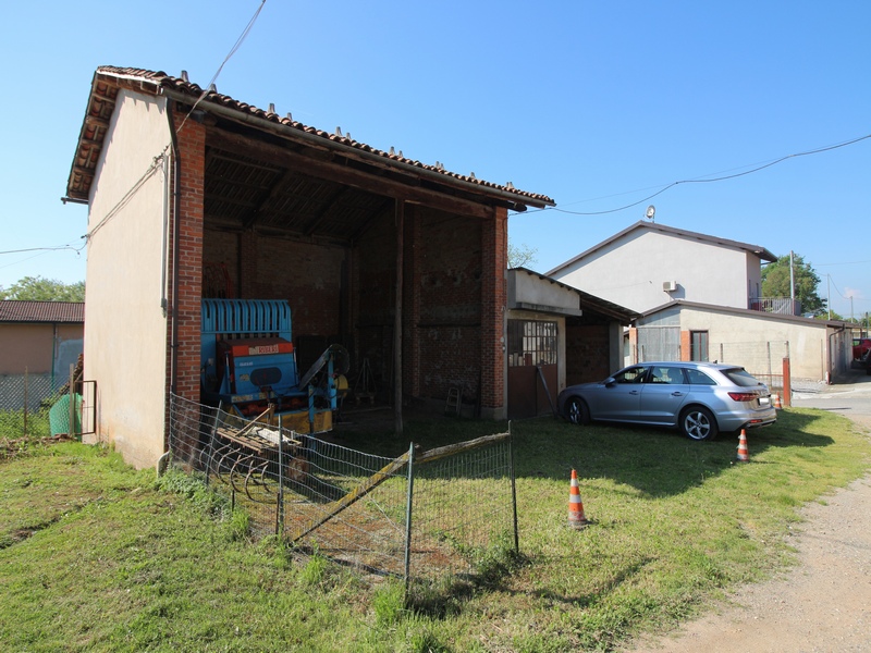 Casa con Terreno e Tettoia: Massimo Potenziale tra le Langhe e la Pianura.