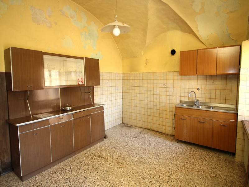 Casa con Terreno e Tettoia: Massimo Potenziale tra le Langhe e la Pianura.
