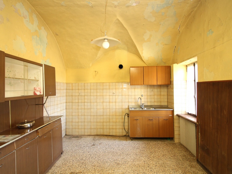 Casa con Terreno e Tettoia: Massimo Potenziale tra le Langhe e la Pianura.