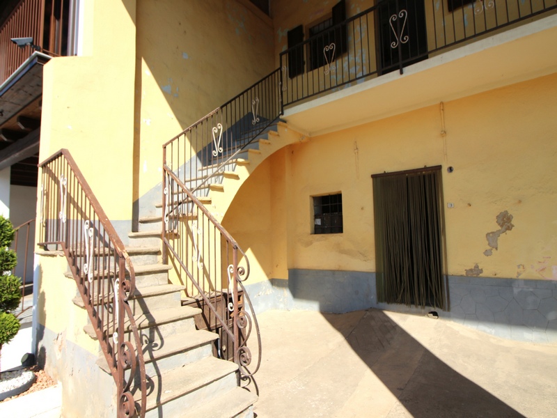 Casa con Terreno e Tettoia: Massimo Potenziale tra le Langhe e la Pianura.