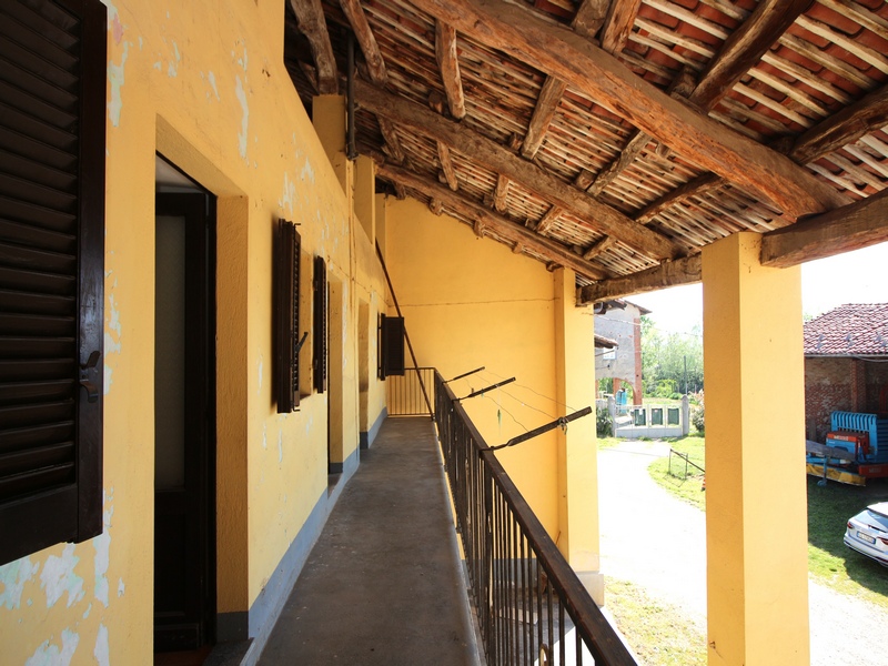 Casa con Terreno e Tettoia: Massimo Potenziale tra le Langhe e la Pianura.
